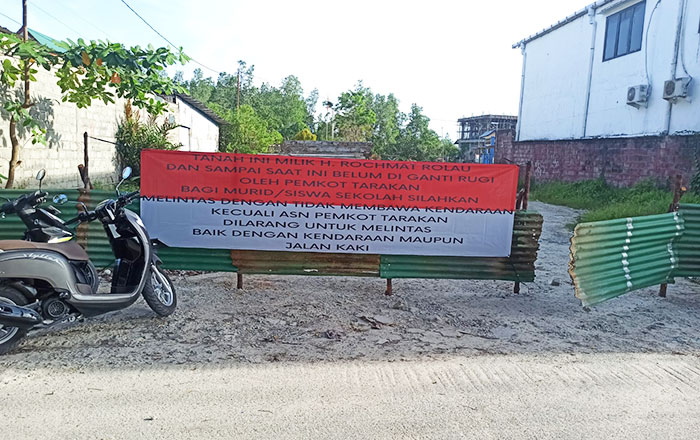 Akses masuk Kantor Kelurahan Karang Anyer Pantai Tarakan ditutup H Rachmat Rolau, lantaran belum ada ganti rugi meski telah digunakan 10 tahun. Lahan ini juga menjadi akses masuk siswa SMP Negeri 12 Tarakan. (foto : Exclusive)