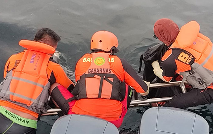Tim SAR Basarnas mengevakuasi mayat Didin Budianto dari lokasi penemuan. (foto : Tim SAR)