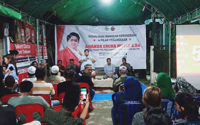 Ananda Emira Moeis, anggota DPRD Kaltim melaksanankan Sosialisasi Wawasan Kebangsaan di Kelurahan Lok Bahu, Samarinda. (foto : AI)