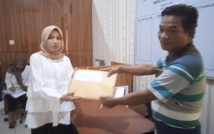Pungkas, Ketua Poktan TDB serahkan laporan ke Polres Kutai Timur. (foto : Exclusive)