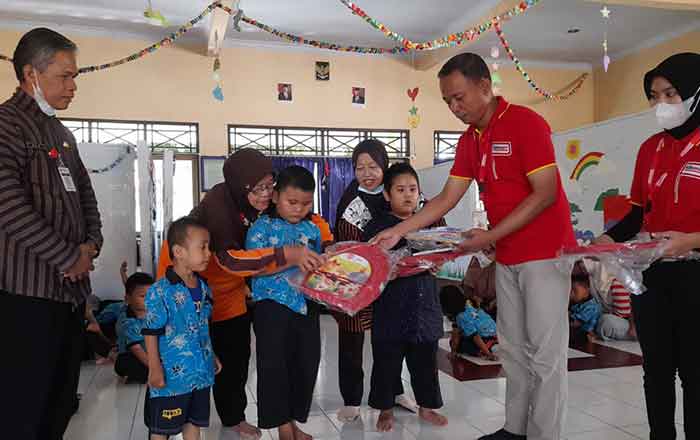 Gerakan sosial â€˜Tunjuk Tangan untuk Generasi Maju Indonesiaâ€™ memberikan bantuan paket perlengkapan sekolah dan paket nutrisi bagi anak-anak PAUD di seluruh Indonesia kolaborasi SGM Eksplor dan Alfamart. (foto : Exclusive)