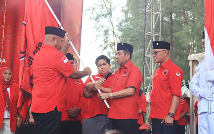 Penyerahan Bendera Pataka PDIP oleh Ketua DPD PDIP Kaltim Safaruddin kepada Ketua DPC PDIP Kukar Edi Damansyah. (foto: Aditya Lesmana)