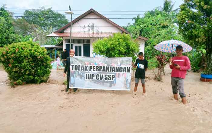 Banjir Lumpur setinggi setengah betis orang dewasa di Kelurahan Sanga-Sanga Dalam kembali terjadi, warga menengarai kejadian ini akibat aktivitas Pertambangan CV SSP. (foto: Exclusive)
