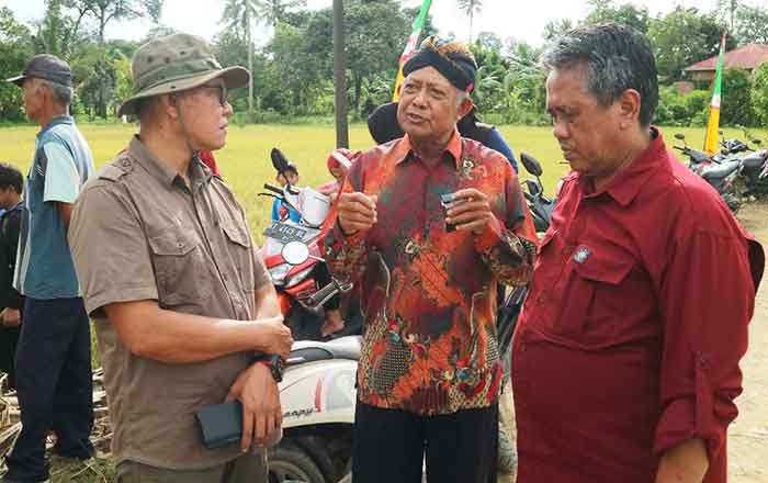Muhammad Samsun, Wakil Ketua DPRD Kaltim mendengarkan aspirasi anggota Gapoktan Sumber Sari. (foto: Exclusive)