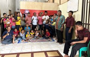 Martinus mengunjungi anak-anak berkebutuhan khusus di Panti Asuhan Bhakti Luhur Kampung Asa, Kecamatan Barong Tongkok. (foto: Exclusive)