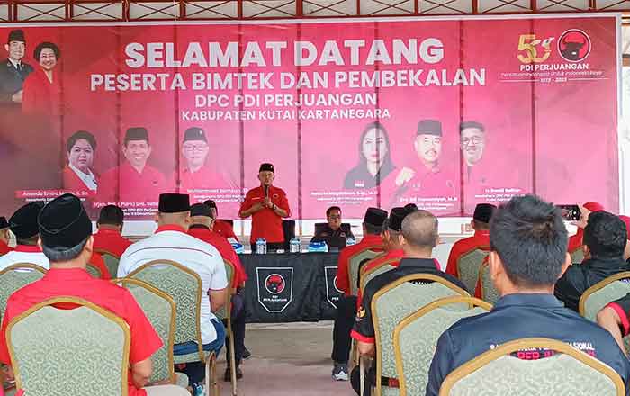 Muhammad Samsun, Bendahara DPD PDI Perjuangan Kaltim memberikan pembekalan kepada Pengurus DPC PDIP Kukar. (foto: Ij)