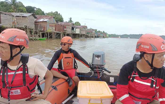 Tim Rescue Unit Siaga SAR Berau melakukan penyisiran di Sungai Sambakungan mencari Noni. (foto: Tim SAR)