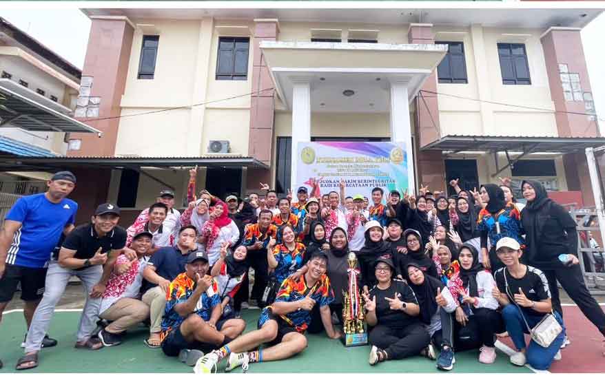 Sang Juara Peradilan Umum II Pengadilan Negeri Samarinda, bergembira atas keberhasilannya meraih juara 1 Pertandingan Bola Voli yang digelar IKAHI Daerah Kaltim dalam rangka merayakan HUT Ke-70. (foto: Exclusive)