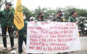 Tuntutan KPMKB Cabang Samarinda yang mendesak PT Berau Coal untuk transparan dalam realisasi dana CSR/PPM Tahunan. (foto: Exclusive)