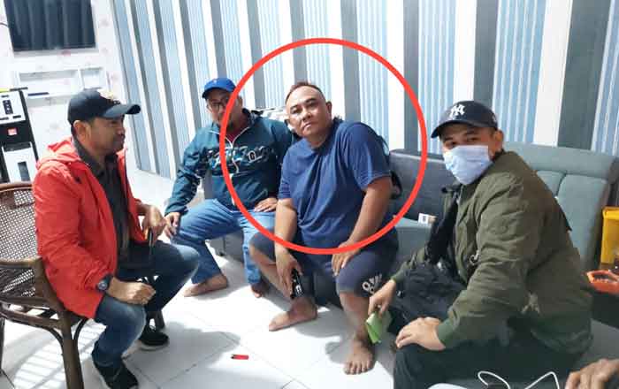 Terpidana Rahman Nuriadin (lingkaran) diamankan Tim Tabur Kejagung tanpa perlawanan. (foto: Exclusive)