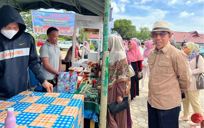 Bupati Ardiansyah Sulaiman saat meninjau lapak para pedagang di pasar Ramadhan Kecamatan Sangatta Utara. (foto: HB)