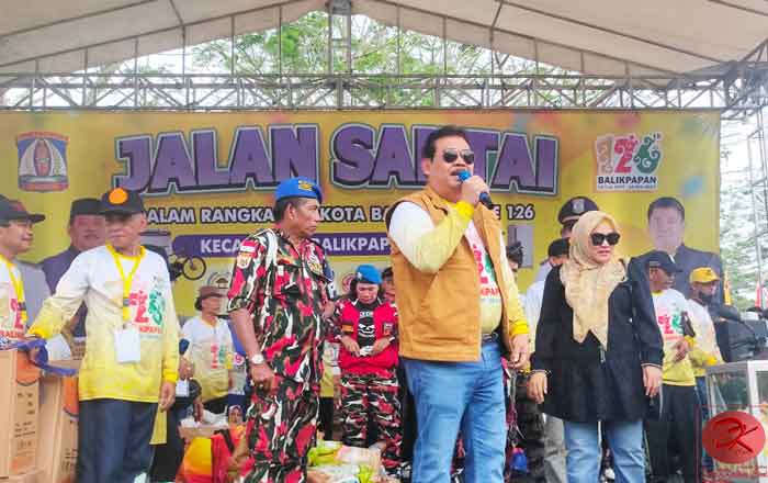Ketua DPRD Kota Balikpapan Abdulloh beserta istri hadiri pembagian hadiah jalan santai di Balikpapan Utara dalam rangka merayakan HUT Ke-126 Kota Balikpapan. (foto: Roni)