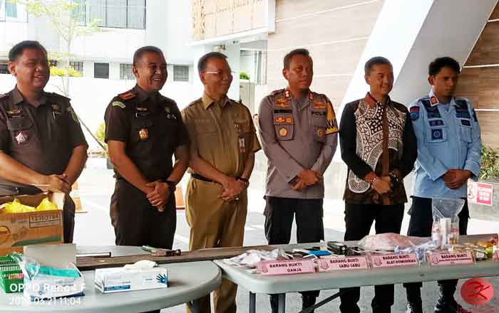 Kajari Samarinda Firmansyah Subhan, SH, MH (2 kiri) pada pemusnahan barang bukti bersama sejumlah pejabat terkait di Samarinda. (foto: Exclusive)