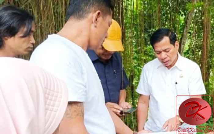 Simon Sulean, Wakil Ketua Komisi 1 DPRD Kota Balikpapan melihat secara langsung keberadaan patok-patok milik warga. (foto: Roni)