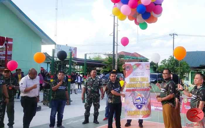 Kasmidi Bulang, Wakil Bupati Kutim membuka Turnamen Voli Danramil Cup tingkat SMA yang ditandai dengan pelepasan Balon. (foto: HB)