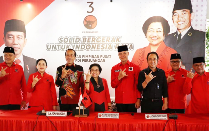 Ganjar Pranowo bersama Megawati Soekarnoputri, Joko Widodo, Puan Maharani, Prananda Prabowo, dan Hasto Kristiyanto usai penetapan Capres. (foto: Exclusive)