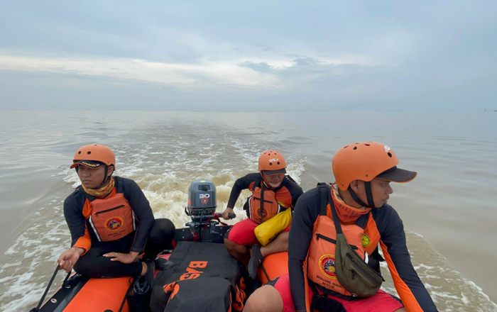 Tim SAR Gabungan kembali melanjutkan pencarian terhadap 2 kru Kapal Klotok pengangkut Batubara yang dilaporkan tenggelam di Muara Kaili, SST Muara Berau. (foto: Tim SAR)