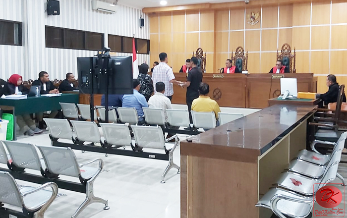 Saksi Ninoek Soendjoyo dan Saksi Anthony Sebastian disumpah sebelum memberikan keterangan dalam persidangan. (foto: LVL)