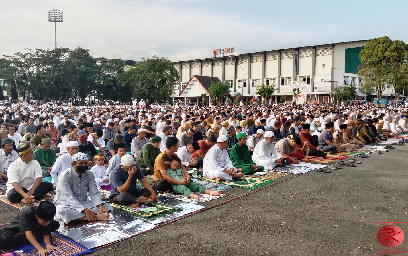 Ribuan Ummat Islam dari Muhammadiyah memenuhi halaman GOR Segiri Samarinda menunaikan Ibadah Shalat Idul Fitri 1444 H, Jumâ€™at (21/4/2023). (foto: Dicky)