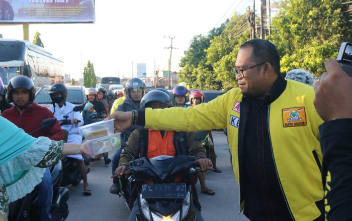 Ketua DPD II Partai Golkar Kutim yang kini menjabat sebagai Wakil Bupati Kutim saat turun berbagi Takjil ke warga. (foto: Ist)
