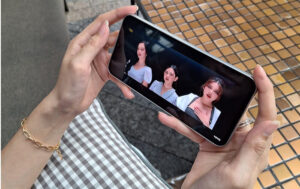 Galaxy A34 5G dilengkapi fitur Vision Booster dengan level brightness 1.000nits, layar akan menyesuaikan dengan pencahayaan di sekitar termasuk saat streaming di outdoor. (foto: Exclusive)