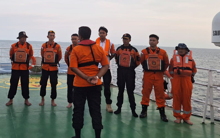 Tim Siaga SAR di atas KN Wisanggeni pada Hari Ke-4 melakukan Patroli di Teluk Balikpapan. Kondisi dilaporkan berjalan normal. (foto: Tim Basarnas)