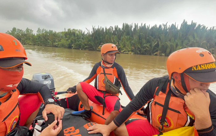 Tim SAR Gabungan melakukan pencarian terhadap kedua korban Kapal Klotok yang tenggelam di Muara Kaili. Hari Ke-2 pencarian masih nihil, dan akan dilanjutkan besok. (foto: Tim SAR)