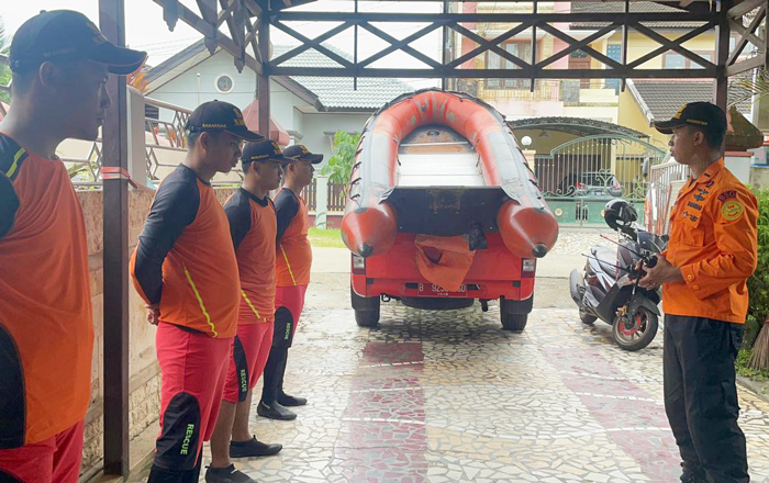 Tim Rescue Unit Siaga SAR Samarinda saat bersiap berangkat ke lokasi kejadian. (foto: Tim SAR)