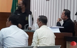 Mantan Bupati KTT Undunsyah (tengah) saat menjadi saksi dalam Sidang Terdakwa Imbransyah. (foto: LVL)
