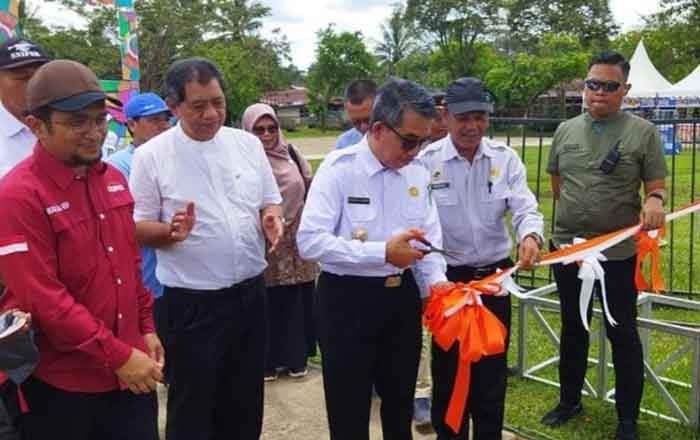 Bupati Kutim Ardiansyah Sulaiman membuka Bazar garapan Dinas Koperasi UKM dam Ekonomi Kreatif. (foto: Exclusive)