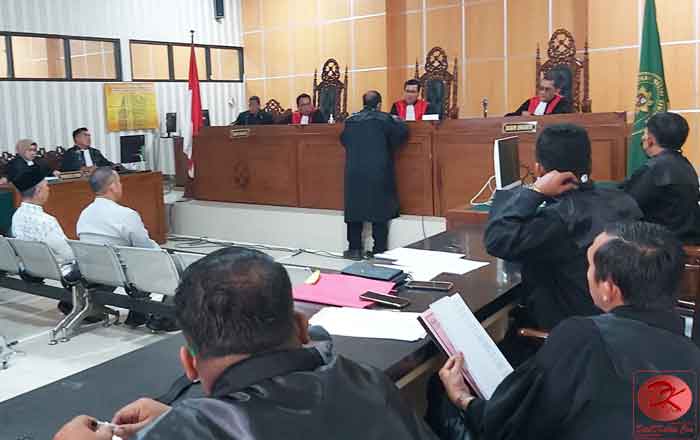 Terdakwa Hazairin Adha dan Terdakwa Luki Ahmad dalam persidangan. (foto: LVL)