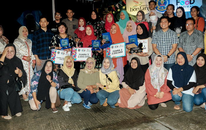 Ketua DPRD Kota Bontang Andi Faizal Sofyan Hasdam (baju motif kotak-kotak), bersama peserta Bontang Food Festival dan para pemenang. (foto: Exclusive)