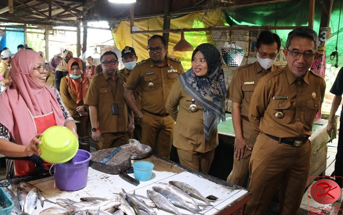 Bupati Kutim Ardiansyah Sulaiman didampingi Wabup Kasmidi Bulang, melakukan inspeksi di Pasar Induk Sangatta. (foto: HB)
