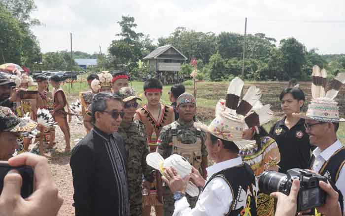 Bupati Kutai Timur Ardiansyah Sulaiman hadir dalam pesta adat Bengen Lepek Majeu. (foto: Exclusive)