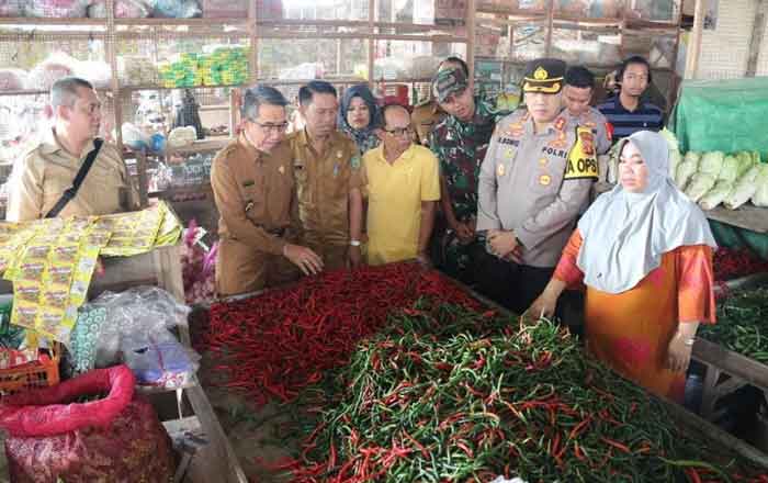 Bupati Kutim Ardiansyah Sulaiman memantau ketersedian bahan pokok dan sayur mayur di Pasar Sangatta. (foto: Exclusive)
