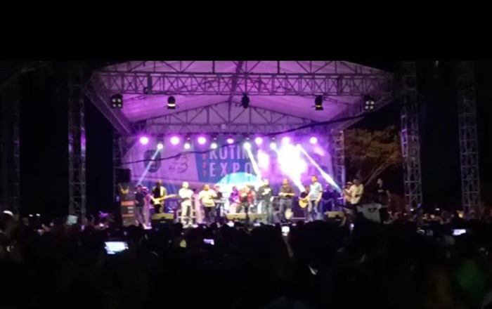 Pagelaran musik dalam Bazar yang digelar di Kecamatan Kombeng. (foto: Exclusive)
