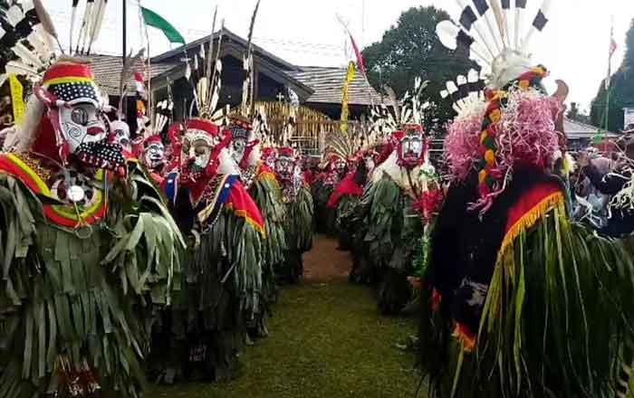 Pesta budaya adat Lom Plai masyarakat Suku Dayak Wehea digelar setiap tahun di Muara Wahau, dengan menampilkan berbagai tarian salah satunya Tarian Hudoq. (foto: Exclusive)