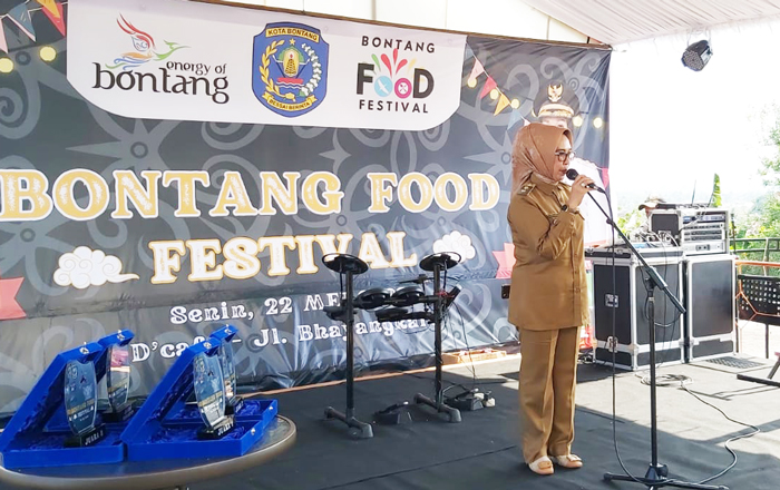 Wakil Wali Kota Bontang Hj.Najirah,SE membukan kegiatan Bontang Food Festival. (foto: LVL)
