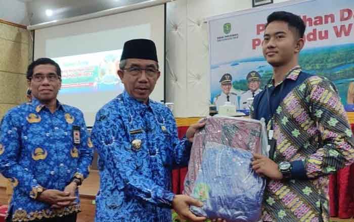 Bupati Kutim Ardiansyah Sulaiman menyerahkan alat kelengkapan pelatihan disaksikan Kepala Dinas Pariwisata Nurullah. (foto: Exclusive)