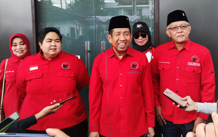 Ketua DPD DPIP Kaltim Safaruddin didampingi Sekretaris Ananda Emira Moeis dan Bendahara Muhammad Samsun usai mendapaftarkan Bacaleg PDIP DPRD Kaltim. (foto: Exclusive)