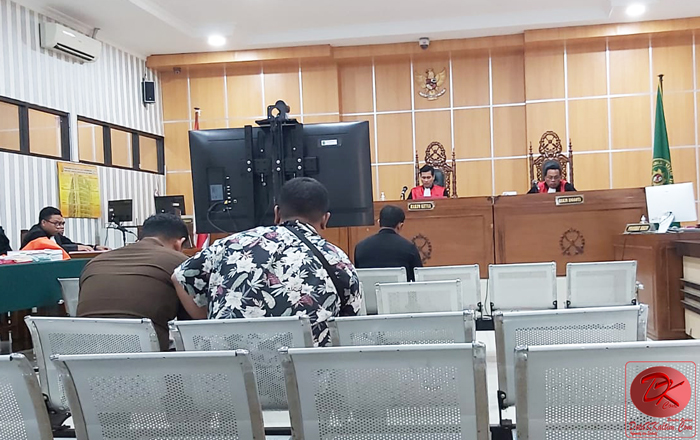 Terdakwa Ansari dan Terdakwa Surya Putra pada sidang dengan agenda pembacaan Pledoi. Sidang telah digelar secara offline di Pengadilan Negeri Samarinda setelah lebaran, meski sebagian masih digelar secara online. (foto: LVL)