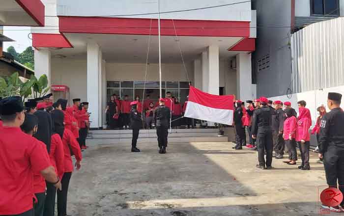 Prosesi penaikan Bendera Merah Putih pada upacara peringatan hari lahirnya Pancasila di Sekretariat DPD PDI Perjuangan Kaltim. (foto: LVL)