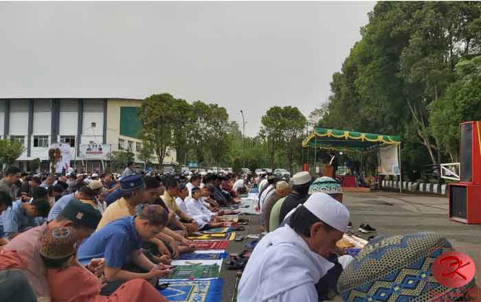 Warga Muhammadiyah menunaikan ibadah Shalat Idul Adha 1444 H/2023 di halaman parkir GOR Segiri Samarinda. (foto: LVL)