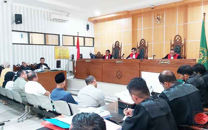 Tedakwa Hazairin Adha (2 kanan) dan Terdakwa Luki Ahmad (kanan) dan para saksi dalam persidangan. (foto: LVL)