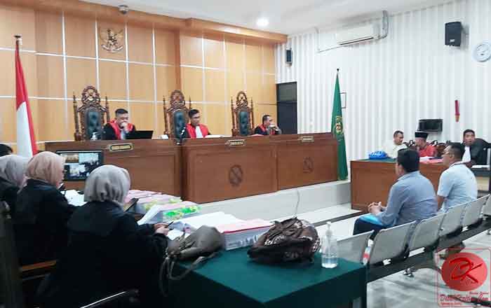 Terdakwa Hazairin Adha dan Luki Ahmad tampak berbincang sebelum sidang mendegarkan keterangan saksi Akbar Soetantyo (kanan) dimulai. (foto: LVL)