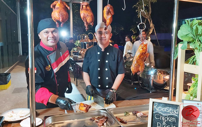 Dua Chef di FUGO Hotel Samarinda siap memanjakan lidah tamu dengan variasi menu masakannya. (foto: LVL)