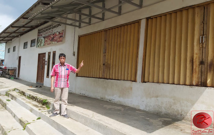 Datu Chairil Usman menunjuk bangunan yang berdiri di atas lahan, yang diklaimnya sebagai warisan dari orang tuanya. Bangunan ini merupakan salah satu bangunan yang berdiri di Pasar Bengkuring Samarinda. (foto: LVL)