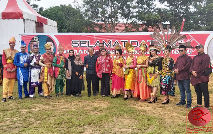 General Manager PT. MKH Morlifa Elanda bersama penari dari Etnika Borneo Samarinda. Para penari ini pernah tampil di salah satu event yang dihadiri Presiden Joko Widodo. (foto: LVL)