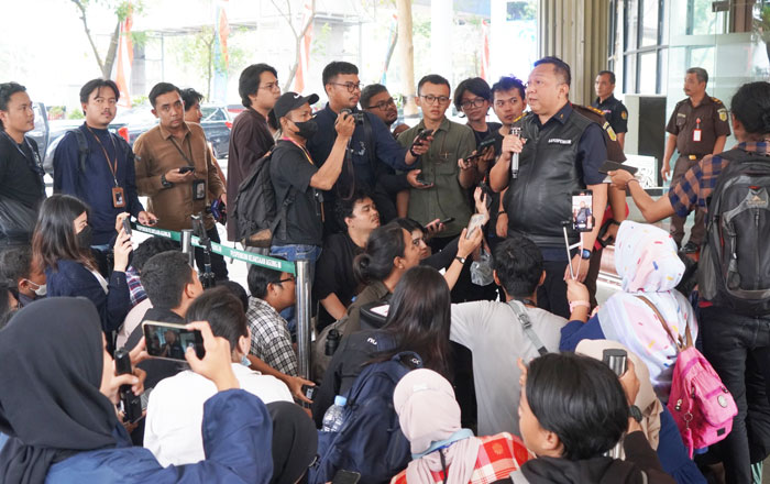 Kepala Pusat Penerangan Hukum Kejaksaan Agung Ketut Sumedana memberikan keterangan kepada awak media di Kejaksaan Agung. (foto: Exclusive)