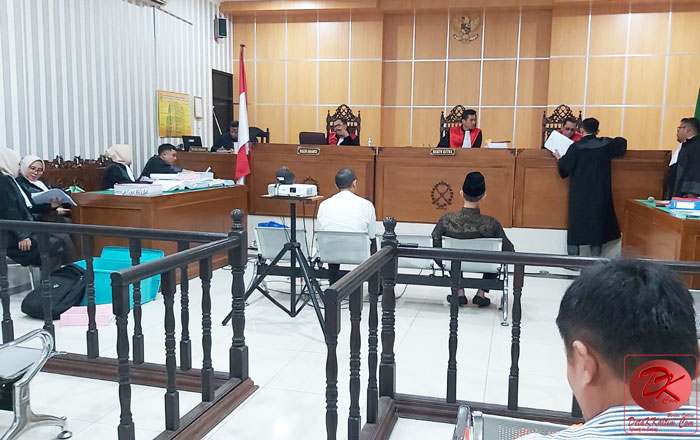 Terdakwa Hazairin Adha dan Terdakwa Luki Ahmad pada sidang pemeriksaan Terdakwa. (foto: LVL)